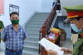 Cơ quan Cảnh sát điều tra đọc Lệnh bắt tạm giam đối với bị can Ngô Phú Cường. (Ảnh: TTXVN phát)