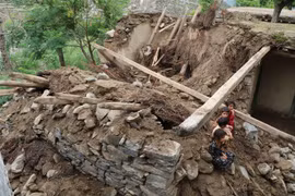 Nhà cửa bị phá hủy do mưa lũ ở tỉnh Nuristan, Afghanistan ngày 18/8/2022. (Ảnh: THX/TTXVN)