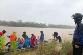 Các tuyến đò ngang trên sông Thu Bồn, đoạn qua địa phận xã Duy Châu, huyện Duy Xuyên được kiểm tra nghiêm ngặt nhằm phòng ngừa rủi ro. (Ảnh: Đoàn Hữu Trung/TTXVN)