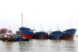 Tàu hàng có tải trọng lớn cập cảng Cửa Việt, Quảng Trị, để lấy hàng hóa. (Ảnh: Nguyên Lý/TTXVN)
