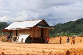 Trẻ em vùng sạt lở huyện Sơn Tây vui đùa tại nơi ở mới khu tái định cư Sơn Long. (Ảnh: Phạm Cường/TTXVN)