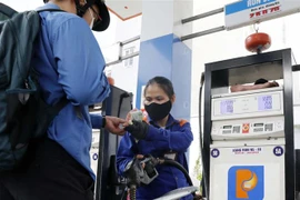 Mua bán xăng dầu tại một điểm bán kinh doanh xăng, dầu trên địa bàn Hà Nội. (Ảnh: Trần Việt/TTXVN)