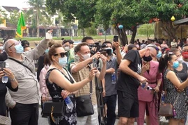 Du khách quốc tế du lịch Việt Nam với hộ chiếu vaccine. (Ảnh: Đoàn Hữu Trung/TTXVN)