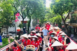 Đoàn vận động viên Thái Lan tham dự SEA Games 31 trải nghiệm tham quan Hà Nội bằng xe buýt 2 tầng. (Ảnh: TTXVN phát)