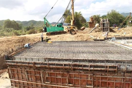 Công trường thi công dự án cao tốc Bắc-Nam dự án thành phần Nha Trang-Cam Lâm đoạn đi qua thành phố Cam Ranh, tỉnh Khánh Hòa. (Ảnh: Phan Sáu/TTXVN)