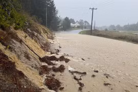 Nước lũ nhấn chìm một đoạn đường ở Huonville, bang Tasmania, Australia ngày 6/5/2022. (Ảnh: ABC News/TTXVN)