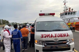  Đưa các thủy thủ về Bệnh viện Lê Lợi (thành phố Vũng Tàu) để thăm khám, chăm sóc y tế. (Ảnh: Đoàn Mạnh Dương/TTXVN)