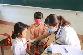  Khám sàng lọc và tiêm vắc xin phòng bệnh bạch hầu cho trẻ trong khu dân cư có bệnh nhân mắc bạch hầu tại huyện Lắk, Đắk Lắk tháng 8/2020.( Ảnh: Tuấn Anh/TTXVN)