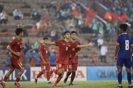Cầu thủ Huỳnh Văn Danh (số 14, Việt Nam) ghi bàn thắng ấn định chiến thắng 5-0 cho U17 Việt Nam. (Ảnh: Minh Quyết/TTXVN)
