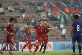 Cầu thủ Huỳnh Văn Danh (số 14, Việt Nam) ghi bàn thắng ấn định chiến thắng 5-0 cho U17 Việt Nam. (Ảnh: Minh Quyết/TTXVN)