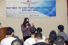 Chị Vũ Thị Hằng, đại diện Cơ quan Cảnh sát thành phố Gwangju, trực tiếp giải đáp các thắc mắc của người lao động Việt Nam liên quan đến pháp luật Hàn Quốc. (Ảnh: Anh Nguyên/TTXVN)