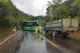 Hiện trường vụ tai nạn giao thông giữa xe ôtô rơmoóc và xe khách tại huyện Ngọc Hồi, tỉnh Kon Tum khiến 1 người chết và 3 người bị thương. (Ảnh: TTXVN phát)