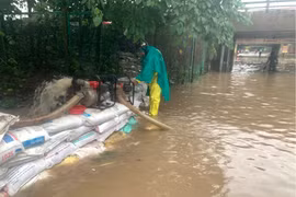Triển khai bơm cưỡng bức giải quyết úng ngập tại khu vực hầm chui Đại lộ Thăng Long. (Nguồn: hanoimoi.com.vn)