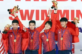 Đội tuyển bơi Việt Nam gồm (từ trái qua phải): Nguyễn Huy Hoàng, Nguyễn Hữu Kim Sơn, Trần Hưng Nguyên, Hoàng Quý Phước giành HCV, đồng thời phá kỷ lục SEA Games nội dung 4x200m bơi tiếp sức tự do nam với thành tích 7 phút 16 giây 31. (Ảnh: Phạm Kiên/TTXVN
