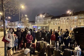 Đón đồng bào tại nhà ga ở thủ đô Budapest, Hungary. (Ảnh: Thanh Thủy/TTXVN phát)
