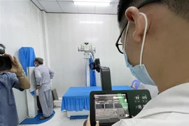 Bệnh nhân đầu tiên tại xã đảo Thạnh An, huyện Cần Giờ được chụp X-quang phổi bằng ứng dụng trí tuệ nhân tạo. (Ảnh: Đinh Hằng/TTXVN)
