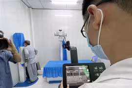 Bệnh nhân đầu tiên tại xã đảo Thạnh An, huyện Cần Giờ được chụp X-quang phổi bằng ứng dụng trí tuệ nhân tạo. (Ảnh: Đinh Hằng/TTXVN)
