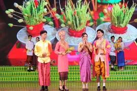 Trình diễn trang phục dân tộc truyền thống dân tộc Khmer. (Ảnh: Nhật Bình/TTXVN)