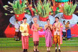 Trình diễn trang phục dân tộc truyền thống dân tộc Khmer. (Ảnh: Nhật Bình/TTXVN)