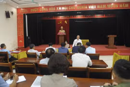 Phó Chủ tịch UBND huyện Đông Anh Nguyễn Anh Dũng làm việc với các cá nhân, đơn vị về việc tổ chức cưỡng chế thu hồi đất xây dựng hạ tầng khu cây xanh, kết hợp với sinh hoạt văn hóa cộng đồng tại thôn Nhuế, xã Kim Chung. (Ảnh: Minh Nghĩa/TTXVN)