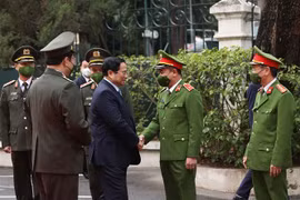Thủ tướng Phạm Minh Chính đến thăm kiểm tra công tác đảm bảo an ninh trật tự của Công an Thành phố Hà Nội. (Ảnh: Dương Giang/TTXVN)