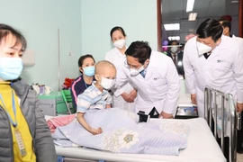Thủ tướng Phạm Minh Chính thăm, tặng quà cho các bệnh nhi đang điều trị tại Bệnh viện Nhi Trung ương. (Ảnh: Dương Giang/TTXVN)