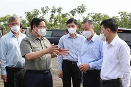 Thủ tướng Phạm Minh Chính khảo sát tuyến giao thông đường bộ tại tỉnh Bình Phước. (Ảnh: Dương Giang/TTXVN)