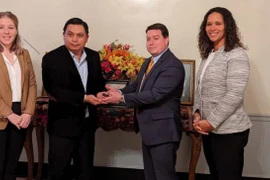 Đại diện Mỹ trao trả các hiện vật văn hóa cho Đại sứ quán CHDCND Lào tại Washington, D.C. (Nguồn: laotiantimes.com)