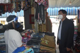 Phó Chủ tịch UBND thành phố Đà Nẵng Trần Phước Sơn kiểm tra tình hình phòng, chống dịch tại chợ Non Nước. (Ảnh: Văn Dũng/TTXVN)