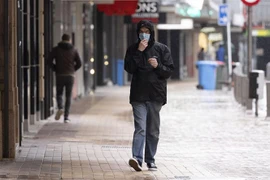 Người dân đeo khẩu trang phòng dịch COVID-19 tại Wellington, New Zealand ngày 18/8/2021. (Ảnh: AFP/TTXVN)