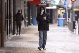 Người dân đeo khẩu trang phòng dịch COVID-19 tại Wellington, New Zealand ngày 18/8/2021. (Ảnh: AFP/TTXVN)