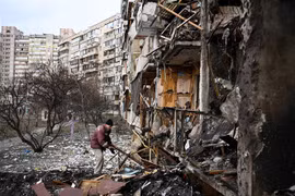 Tòa chung cư bị phá huỷ ở Koshytsa, ngoại ô thủ đô Kiev, trong chiến dịch quân sự của Nga tại Ukraine, ngày 25/2/2022. (Ảnh: AFP/TTXVN)