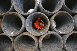 Công nhân làm việc tại nhà máy sản xuất thép ở Kuwait City, Kuwait. (Ảnh: AFP/TTXVN)
