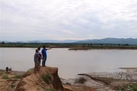 Hàng trăm ha đất của người dân xã Chư Rcăm, huyện Krông Pa (Gia Lai) bị cuốn trôi hằng năm do ảnh hưởng của sông Ba. (Ảnh: Hồng Điệp/TTXVN)