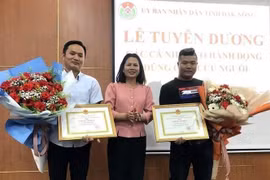 Bà Nguyễn Thị Thu Hường, Giám đốc Sở Nội vụ Đắk Nông trao Bằng khen cho 2 thanh niên dũng cảm cứu người. (Ảnh: TTXVN phát)