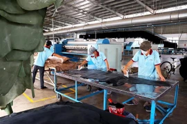 Sản xuất nguyên phụ liệu giày tại công ty có vốn đầu tư nước ngoài, thị xã Tân Uyên, Bình Dương. (Ảnh: Hồng Đạt/TTXVN)