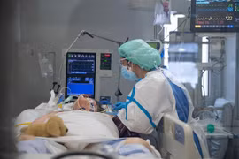 Điều trị cho bệnh nhân nhiễm COVID-19 tại bệnh viện ở Barcelona, Tây Ban Nha. (Ảnh: AFP/TTXVN)