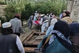 Chuyển nạn nhân bị thương trong trận động đất ở tỉnh Paktika, Afghanistan, ngày 22/6/2022. (Ảnh: Bakhtar News Agency/TTXVN)