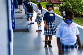 Học sinh đeo khẩu trang phòng dịch COVID-19 tại trường học ở Miami, Mỹ, ngày 18/8/2021. (Ảnh: AFP/TTXVN)