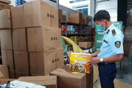 Lực lượng quản lý thị trường tỉnh Gia Lai kiểm tra lô hàng bánh trung thu không rõ nguồn gốc, xuất xứ. (Ảnh: TTXVN phát)