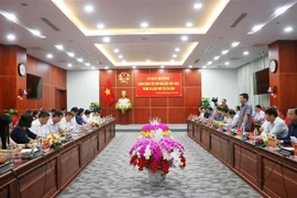 Quang cảnh buổi làm việc của Đoàn công tác Hội Nhà báo Việt Nam với lãnh đạo tỉnh Cà Mau. (Ảnh: Huỳnh Anh/TTXVN)