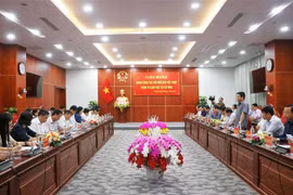 Quang cảnh buổi làm việc của Đoàn công tác Hội Nhà báo Việt Nam với lãnh đạo tỉnh Cà Mau. (Ảnh: Huỳnh Anh/TTXVN)
