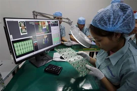 Sản xuất linh kiện điện tử chất lượng cao tại Công ty Cổ phần Manutronic Việt Nam. (Ảnh: Trần Việt/TTXVN)