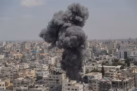 Khói bốc lên sau loạt không kích của Israel xuống Dải Gaza ngày 6/8/2022. (Ảnh: THX/TTXVN)