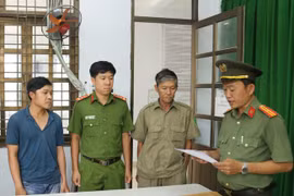 Công an tỉnh Ninh Thuận đã tống đạt quyết định khởi tố vụ án, khởi tố bị can và thi hành lệnh bắt tạm giam 3 tháng đối với Trần Ngọc Sáng( bìa trái). (Nguồn: danviet.vn)