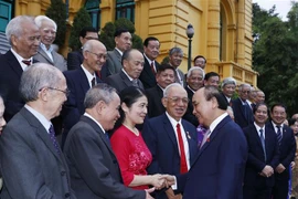 Chủ tịch nước Nguyễn Xuân Phúc với các đại biểu Hội Cựu Giáo chức Việt Nam. (Ảnh: Thống Nhất/TTXVN)