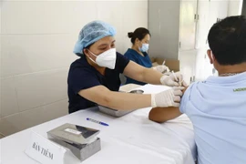 Tiêm vaccine COVID-19 mũi 4 cho người dân tại Tuyên Quang. (Ảnh: Nam Sương/TTXVN)