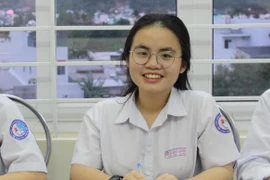 Nữ sinh Võ Anh Thư trong phòng tự học của nhà trường. (Ảnh: Phan Sáu/TTXVN)