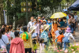 Vườn thú Thủ Lệ đông nghịt khách tham quan. (Nguồn: tienphong.vn)