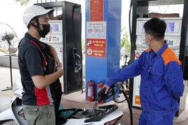 Mua bán xăng dầu tại cửa hàng kinh doanh xăng dầu thuộc Tập đoàn xăng dầu Việt Nam (Petrolimex). (Ảnh: Trần Việt/TTXVN)